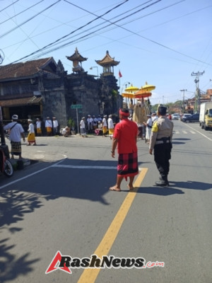 Personel Polri bersinergi dengan Pecalang lakukan pengamanan kegiatan Melasti, rangkaian Upacara Piodalan di Pura Penataran Agung Padangbai.