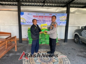 GERAKAN PANGAN MURAH  POLSEK SELTIM- POLRES TABANAN MENYALURKAN  BERAS MURAH  DI HALAMAN MAPOLSEK SELTIM.
