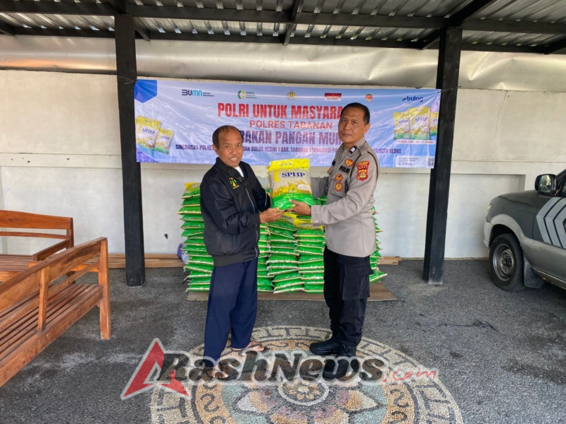 GERAKAN PANGAN MURAH  POLSEK SELTIM- POLRES TABANAN MENYALURKAN  BERAS MURAH  DI HALAMAN MAPOLSEK SELTIM.