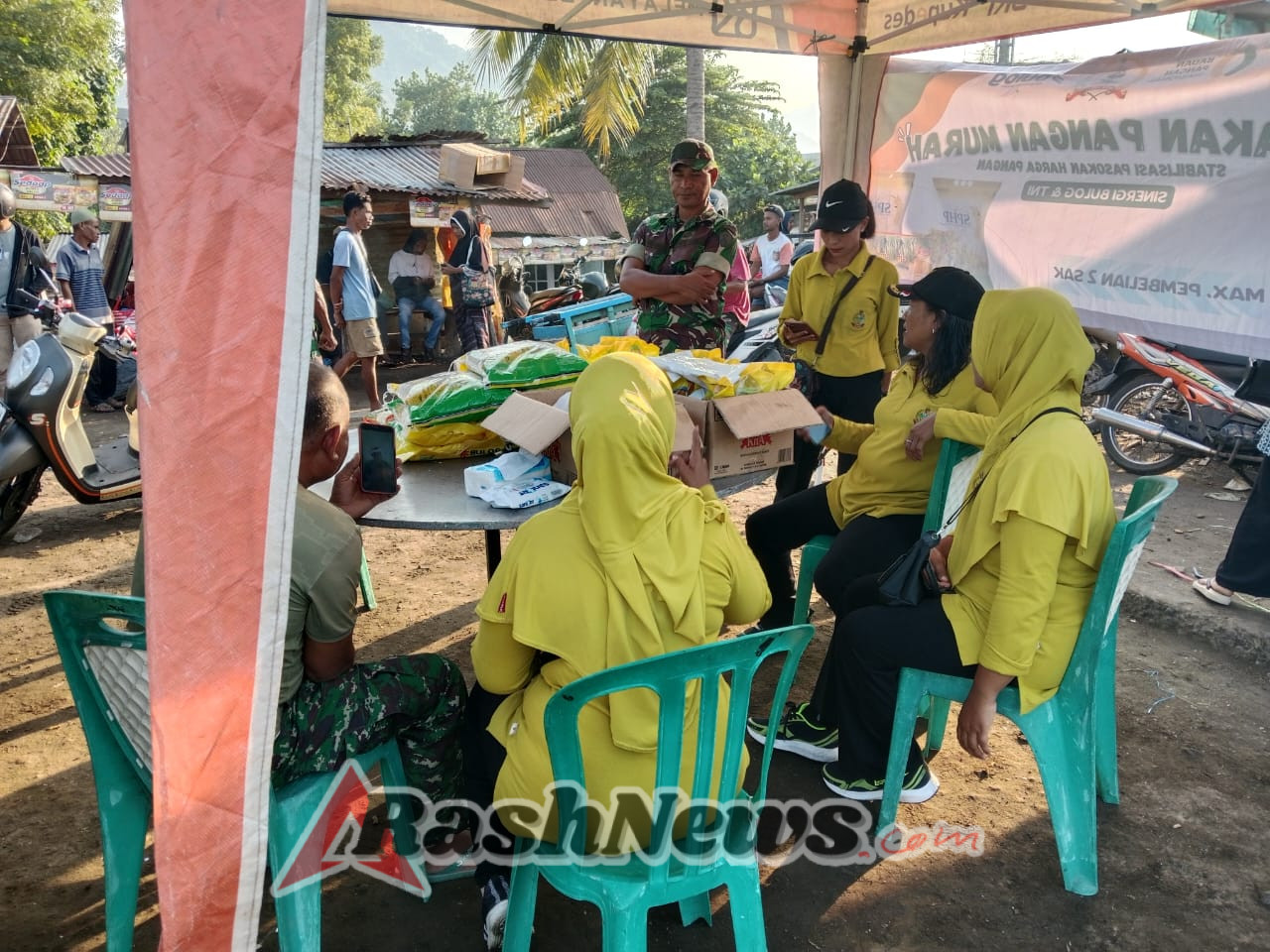 Bantu Stabilkan Harga Sembako, Babinsa dan Persit Gelar Bazar Murah di Ende Selatan