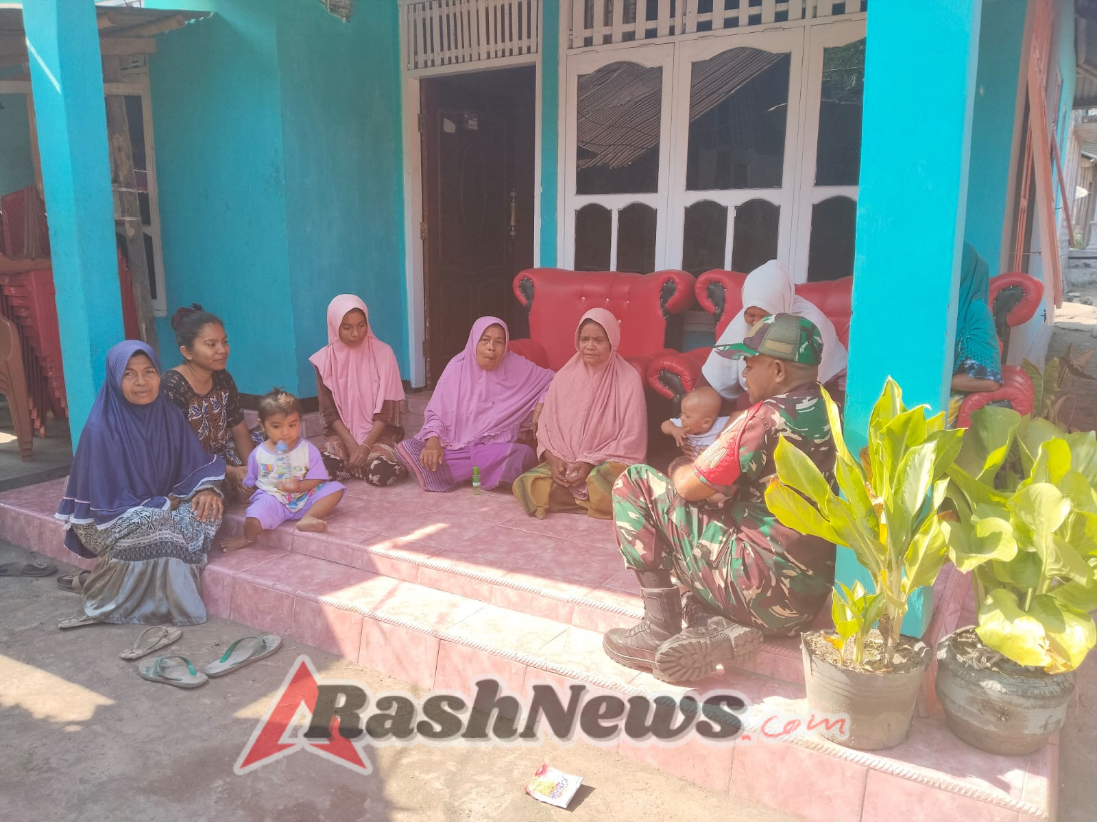 Babinsa Ende Aktif Pantau Keamanan dan Sosialisasi Kesehatan di Kelurahan Kotaratu