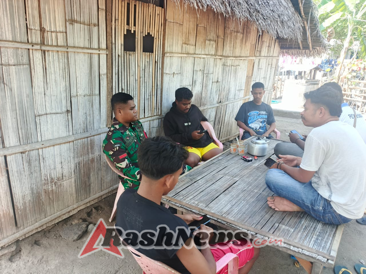Babinsa Koramil Maurole Intensifkan Komunikasi Sosial Demi Keamanan Wilayah Binaan
