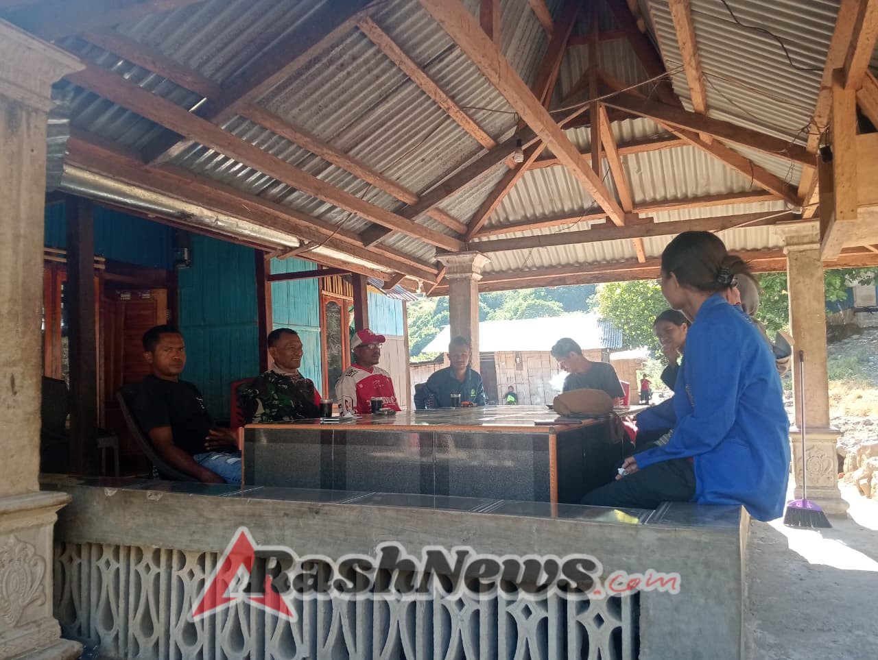 Sinergi Babinsa dan Mahasiswa KKN Tingkatkan Keamanan di Desa Tou Barat