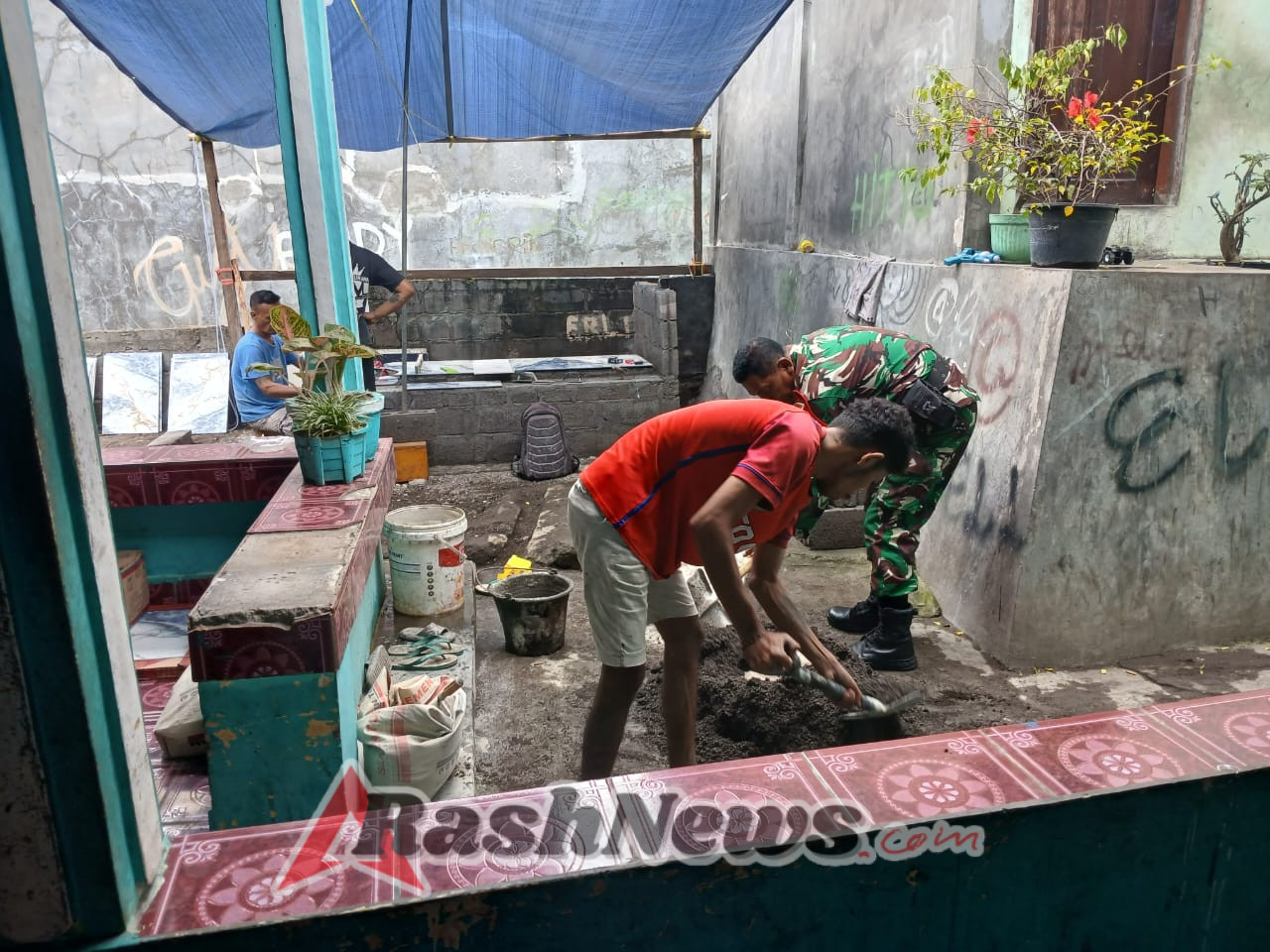 Karya Bakti Babinsa Ende Pererat Kemanunggalan TNI-Rakyat di Desa Tenda