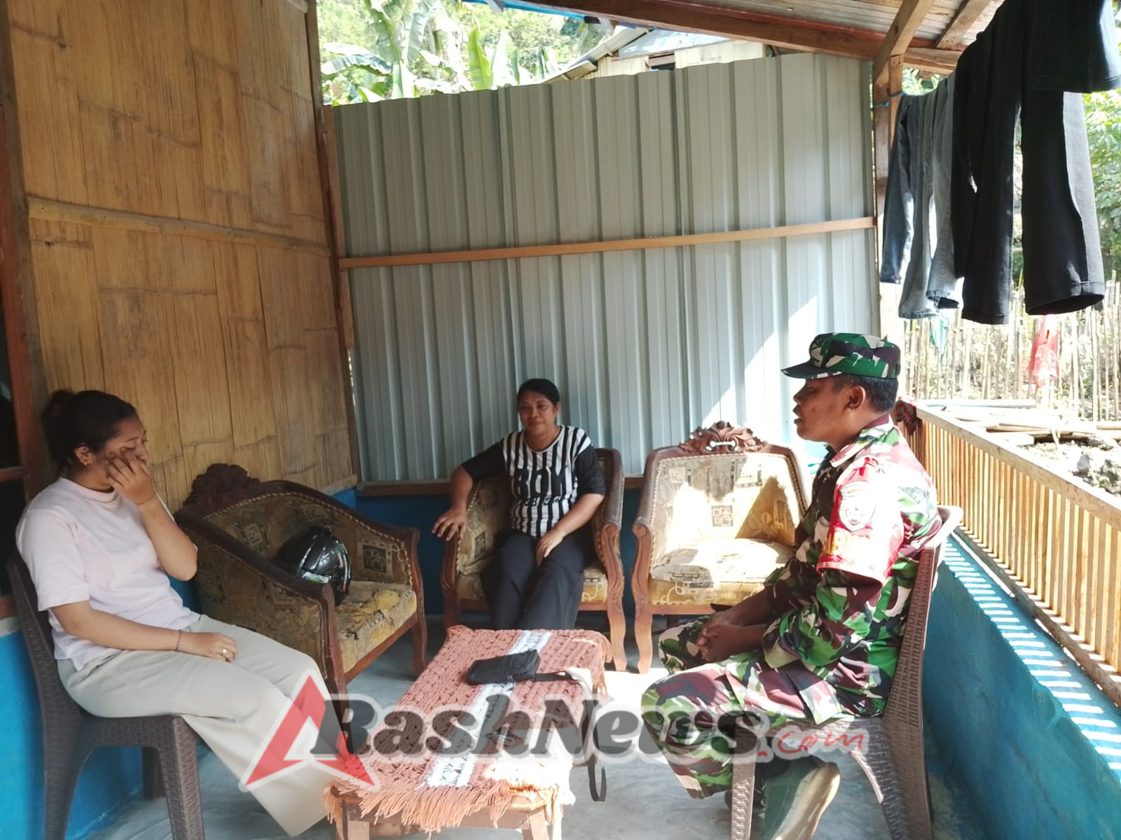 Babinsa Koramil 1602-03 Detusoko Tingkatkan Sinergi dengan Warga Desa Wolomasi