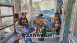 Babinsa Pratu Fandri Lofa Komsos Dengan Nelayan Himbau Jaga Keselamatan Saat mencari Ikan di Laut