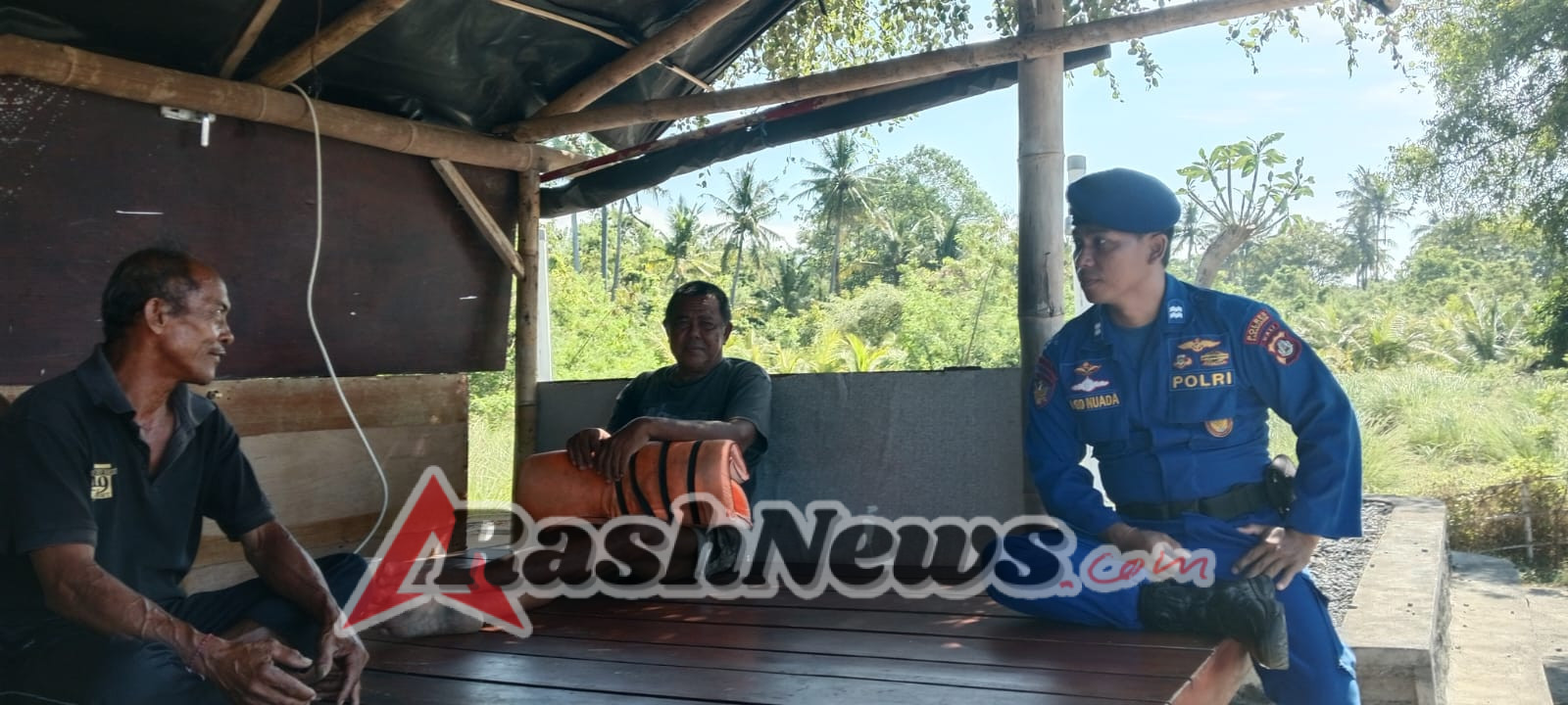 Personel Sat Polairud Polres Karangasem Laksanakan Patroli Pesisir dan Sambangi Obyek Wisata Tirta di Pantai Baturinggit