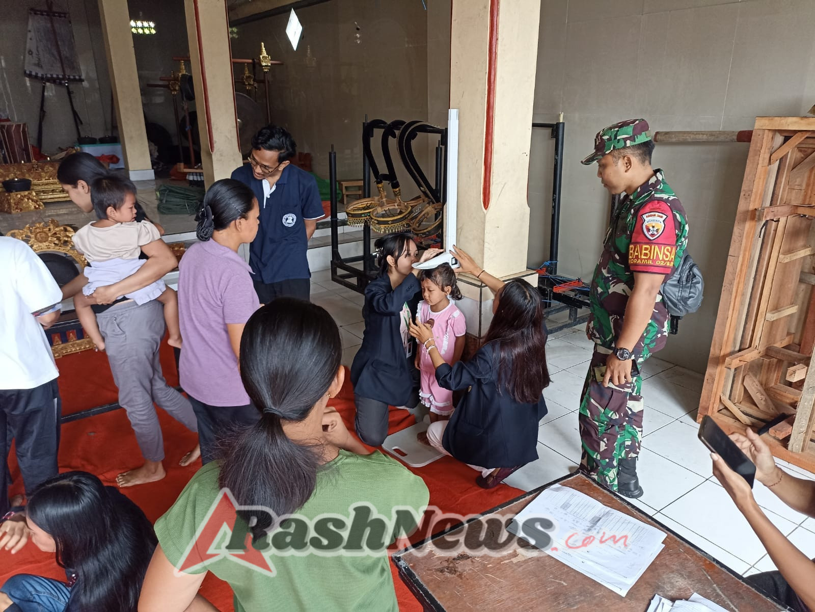 Aktif Dampingi Posyandu Balita, Kopda Komang Puspantara Wujudkan Pelayanan Kesehatan Yang Optimal