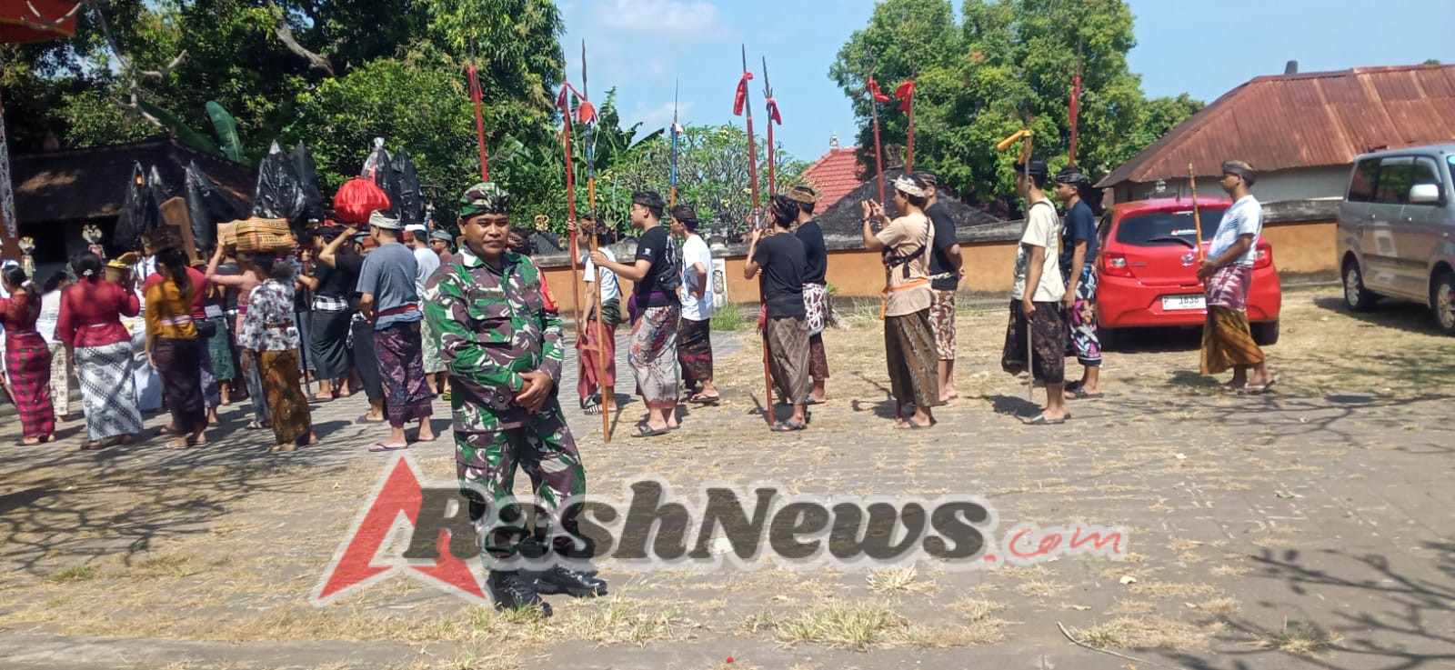 Sinergi Babinsa dan Pecalang Jaga Keamanan Piodalan Ageng di Pura Desa Adat Samayaji