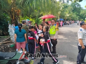 Upaya Menjaga Situasi Kamtibmas Tetap Kondusif, Bhabinkamtibmas Desa Manggis Lakukan Patroli Keliling Desa Dan Sampaikan Himbauan Kamtibmas.