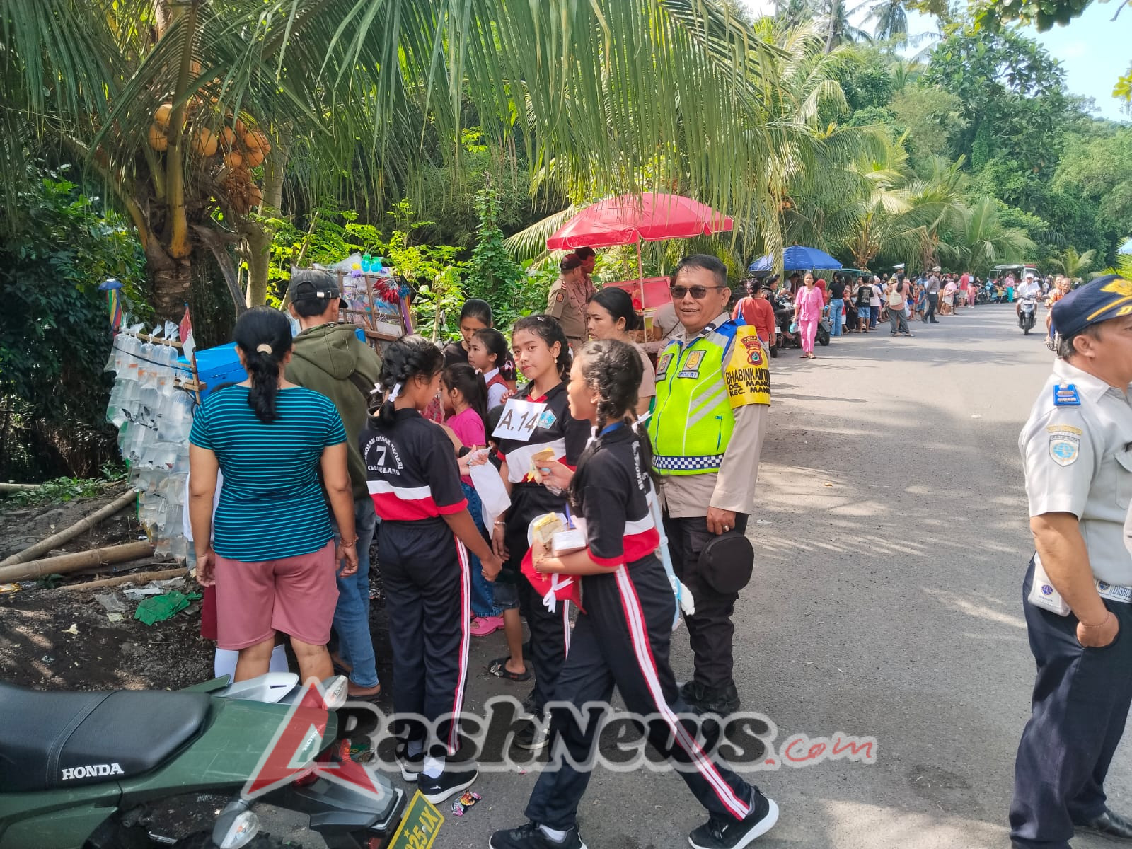 Upaya Menjaga Situasi Kamtibmas Tetap Kondusif, Bhabinkamtibmas Desa Manggis Lakukan Patroli Keliling Desa Dan Sampaikan Himbauan Kamtibmas.