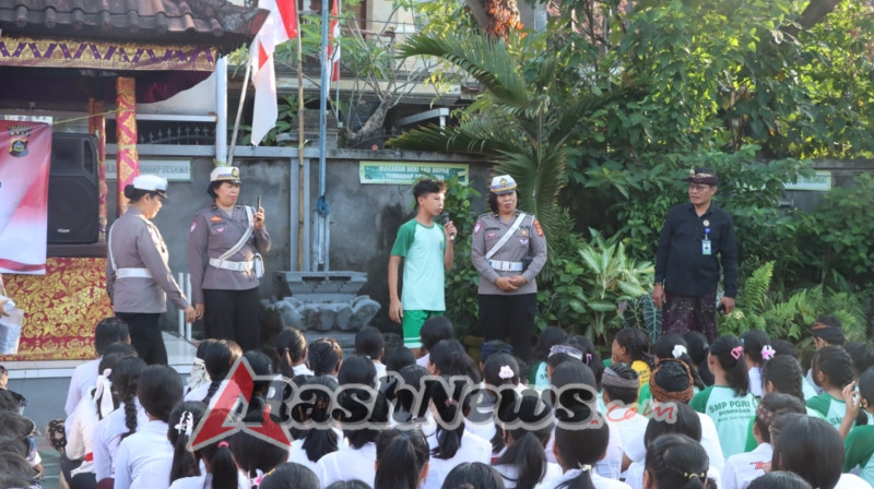 Polwan Polresta Denpasar Gelar Goes To School Di SMP PGRI 9 Denpasar