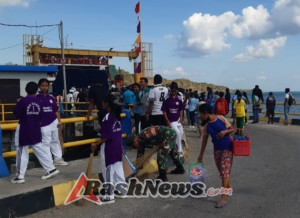 Tanam Sikap Gotong Royong Babinsa Ikut Melaksanakan Karya Bakti Bersama Pelajar