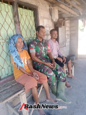 Babinsa Koramil 01/Ba’a Kopda Hendra Bantu Pendistribusian Makan Bergizi Gratis ke Sekolah