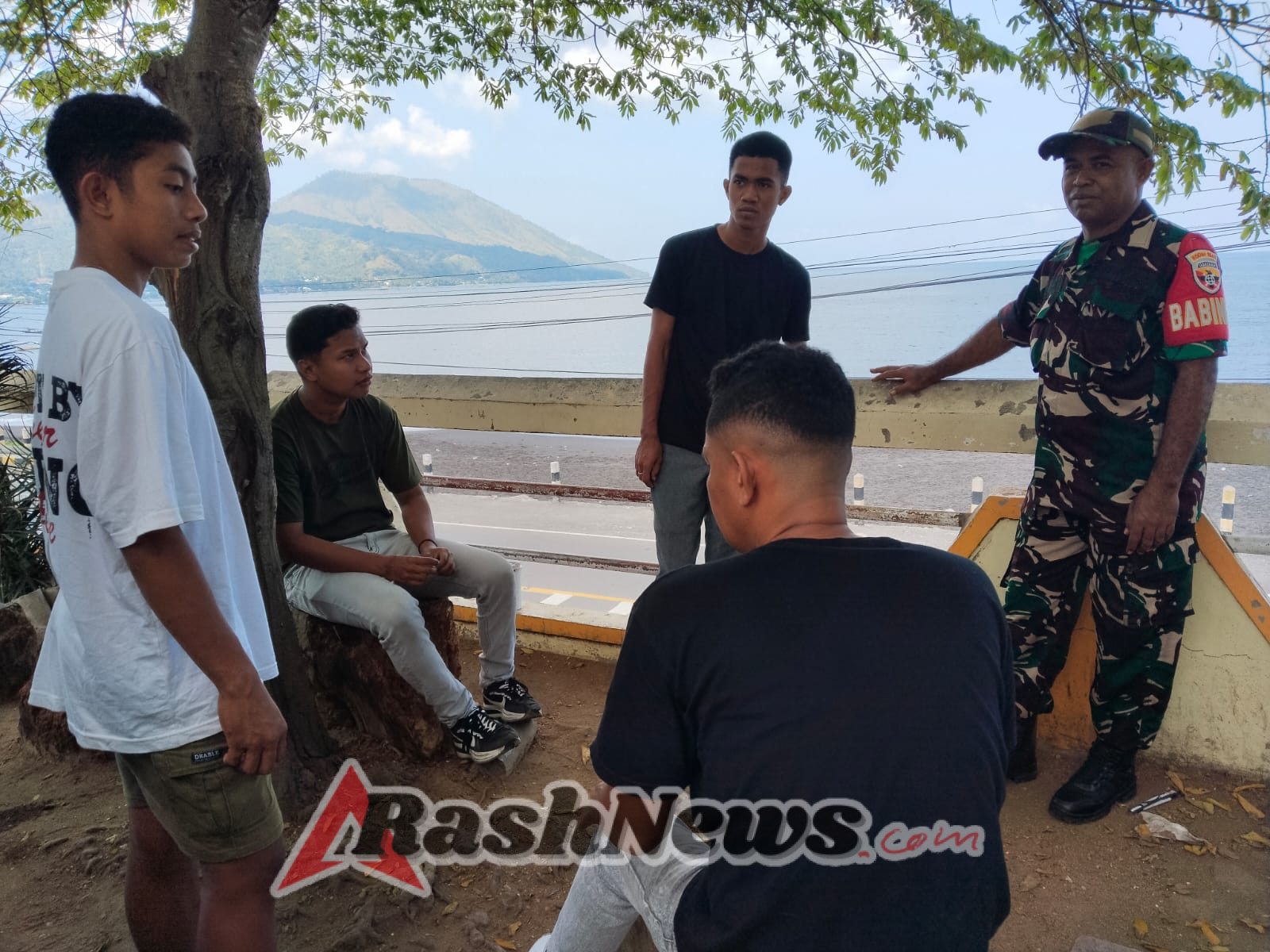 Pemuda dan Babinsa Bersinergi Ciptakan Keamanan di Kelurahan Kotaratu Ende