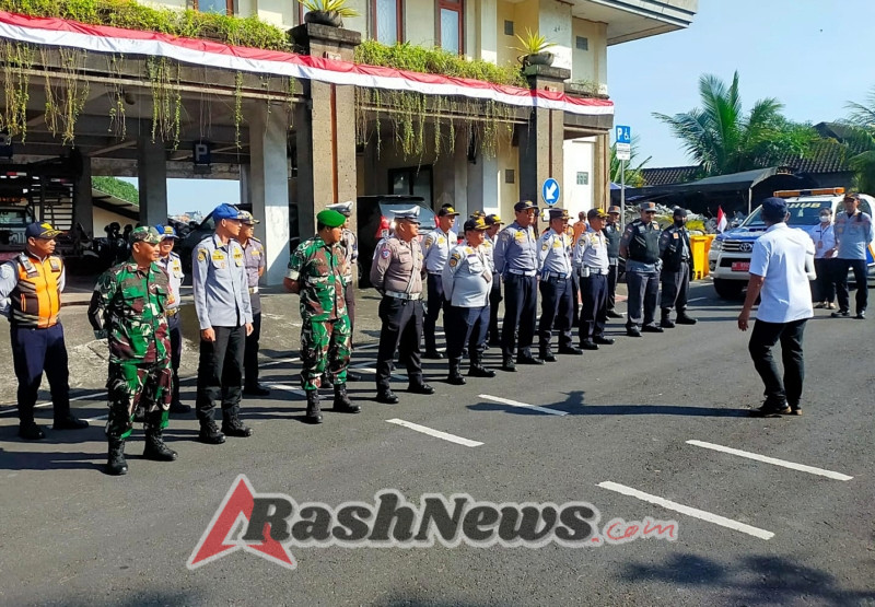 Babinsa dan Petugas Gabungan Berupaya Meningkatkan Kesadaran Masyarakat dalam Berlalu Lintas