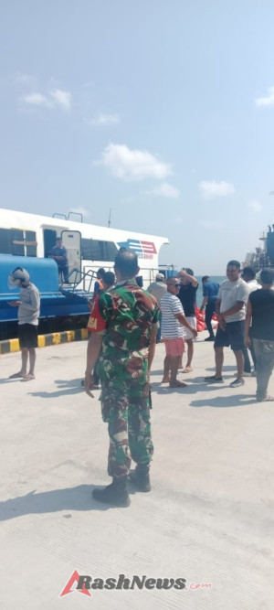 Patroli Wilayah Babinsa Pantau Kedatangan Kapal Penumpang