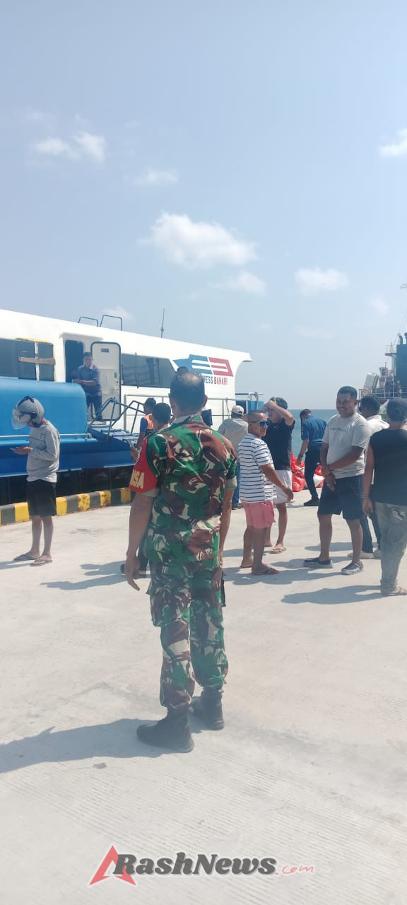 Patroli Wilayah Babinsa Pantau Kedatangan Kapal Penumpang