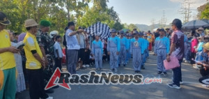 Semarak HUT RI ke-80, Babinsa Koramil 1628-03/Seteluk Dampingi Pelepasan Gerak Jalan Kecamatan Seteluk