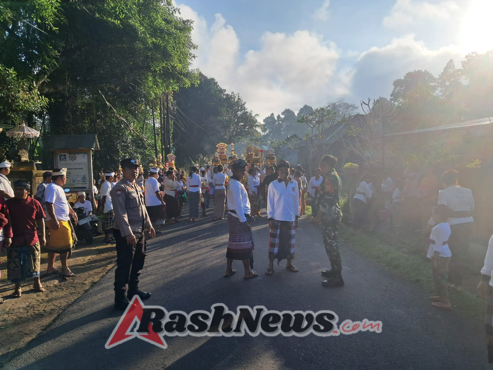 Ratusan Warga Banjar Penarukan Ikuti Upacara Ngening, Aparat TNI Dan Polri Di Desa Bungbungan Gelar Pengamanan