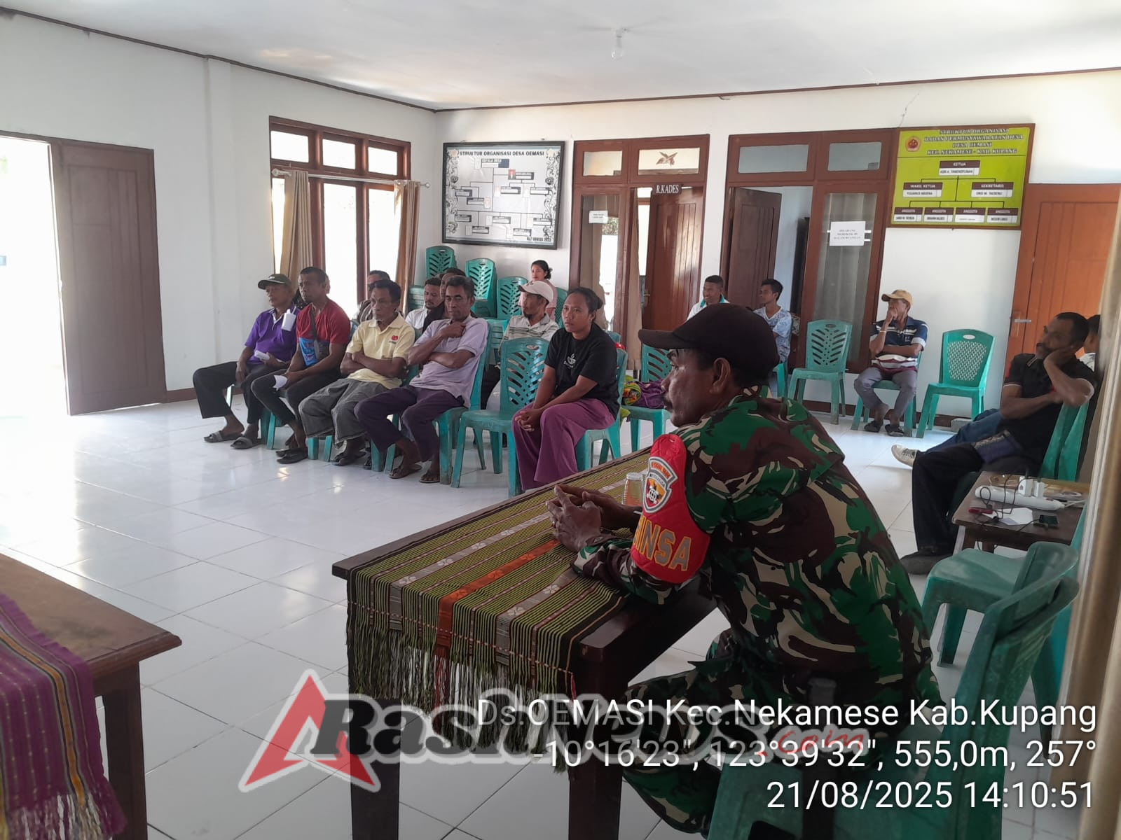 Babinsa Koramil Batakte Hadiri Sosialisasi Bantuan Rumah Desa Oemasi