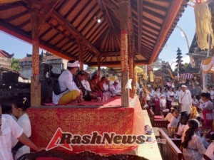 Wujud Bakti Sosial, Danramil 1609-07/Busungbiu Bersama Warga Sukseskan Pujawali Pura Puseh