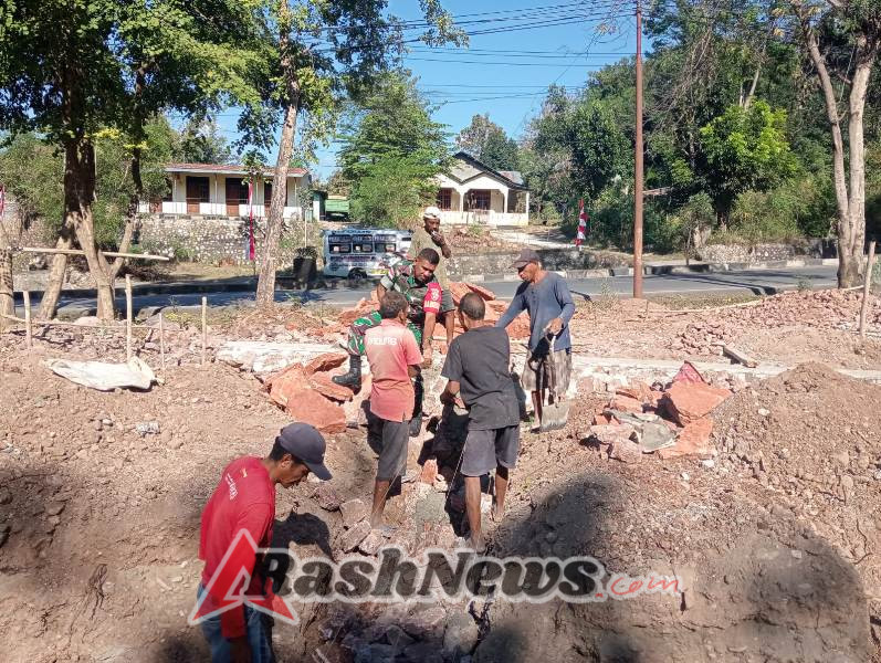 Babinsa Koramil 1618-01/Miotim Aktif Dalam Pembangunan Rumah Masyarakat Binaan
