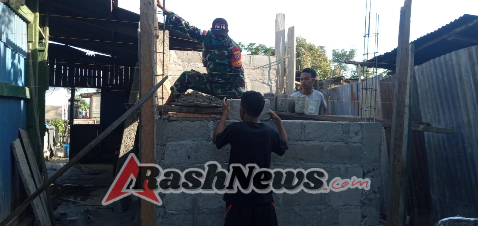 Babinsa Koramil 1618-06/Bian, Sertu Mario Dearaujo, Bantu Perehaban Rumah Warga Desa Kotafoun