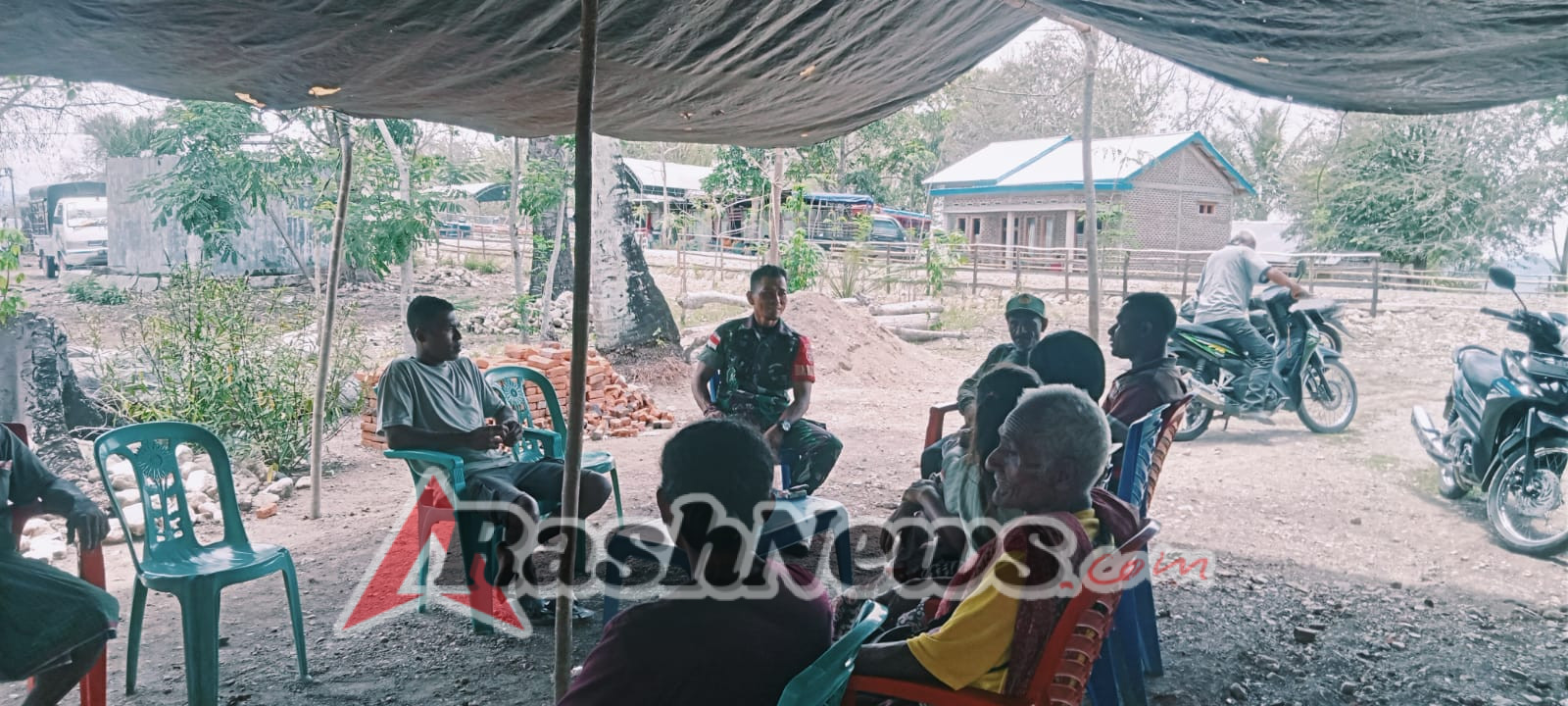 Babinsa Koramil 1618-05/Biut Ajak Warga Desa Biloe Jaga Keharmonisan Keluarga dan Keamanan Desa