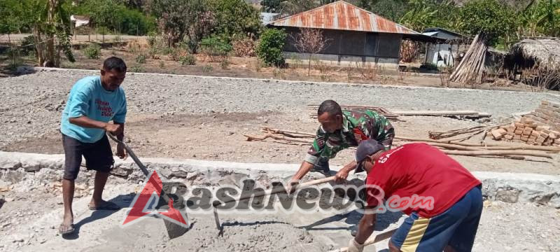 Babinsa Koramil 1618-03/Insut, Sertu Albino Leki, Gotong Royong Bangun Rumah Warga di Desa Humusu Wini