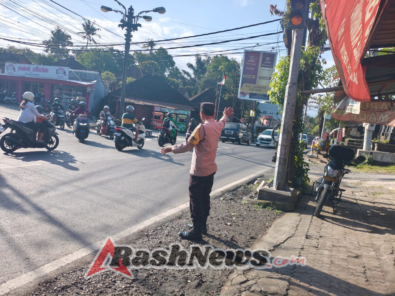 Tingkatkan Pelayanan, Polsek Abiansemal Gelar Pengaturan Lalin Sore Di Jalur Rawan Padat