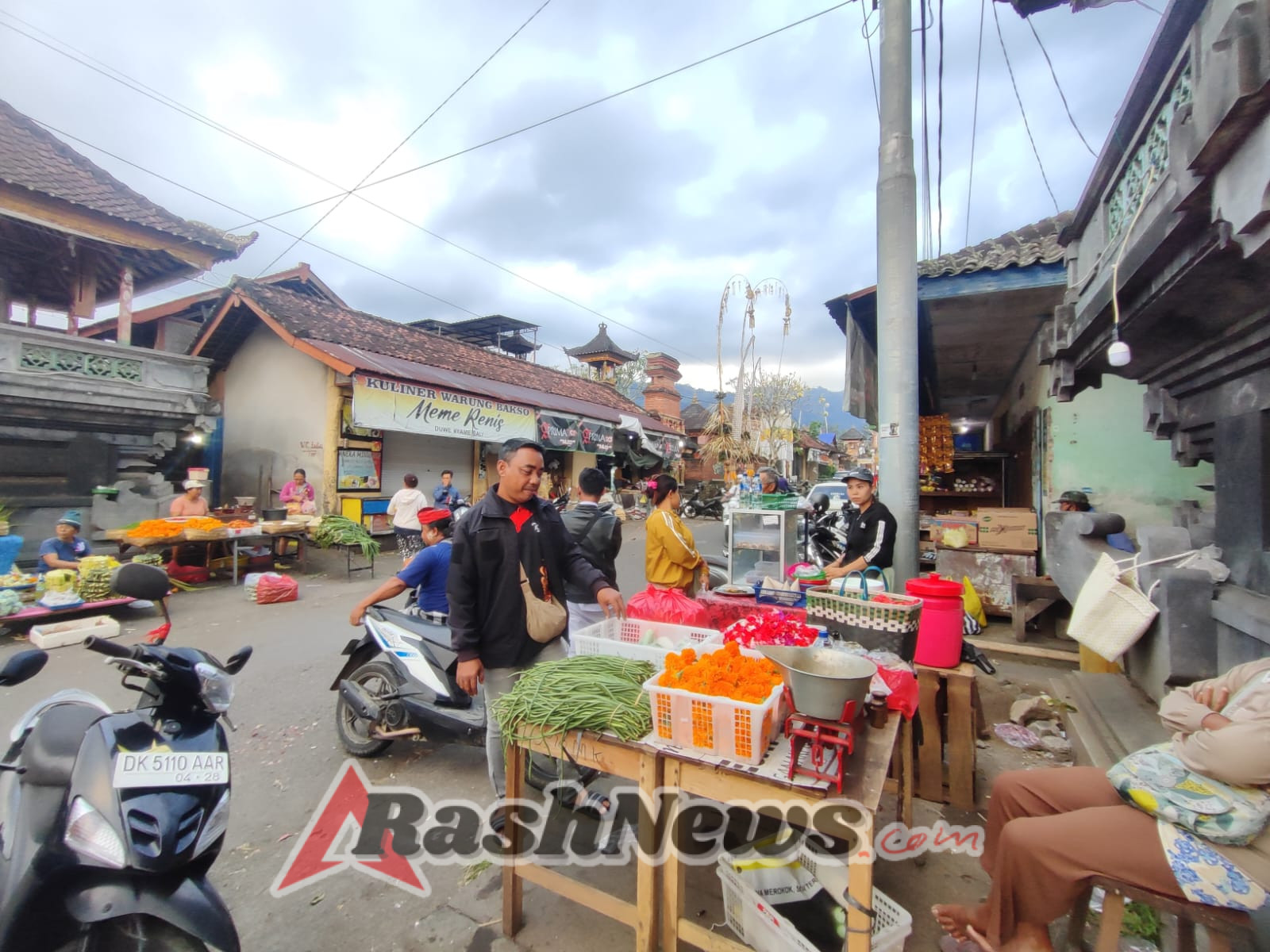 Jelang Hari Raya Keagamaan, Anggota Unit Intelkam Polsek Manggis Pantau  Perkembangan Harga Kebutuhan Pokok Masyarakat.