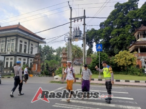 Upaya Melancarkan Aktivitas Siswa Sekolah, Bhabinkamtibmas Desa Tenganan Melaksanakan Kegiatan Pengaturan di Pagi Hari.