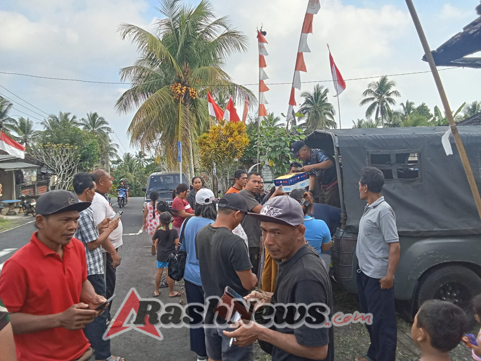 Wujud Kepedulian, Kodim Tabanan Bersama Bulog Salurkan Beras SPHP ke Warga Pesisir Barat