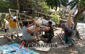 Babinsa Narmada Cek Pembuatan Peraje-prajean Jelang Gawe Gubuk di Desa Peteluan Indah