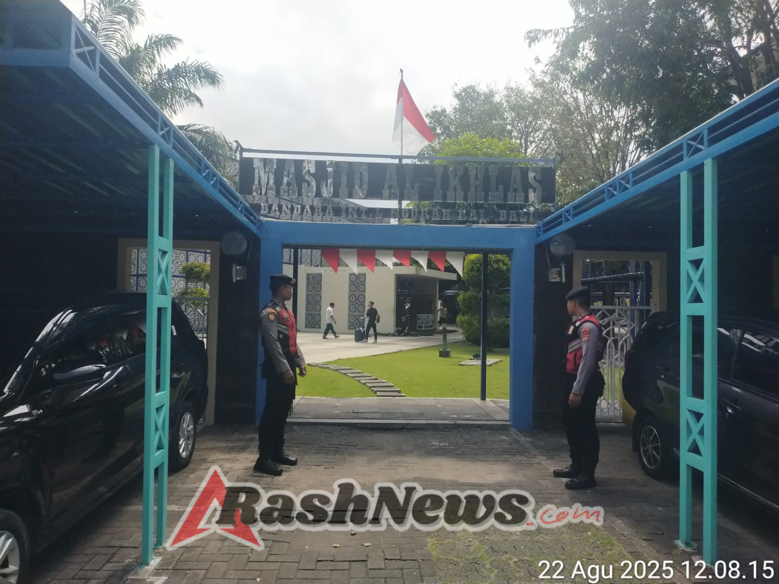 Polres Bandara Ngurah Rai Amankan Sholat Jumat, Kolaborasi dengan Pecalang di Masjid Kawasan Bandara