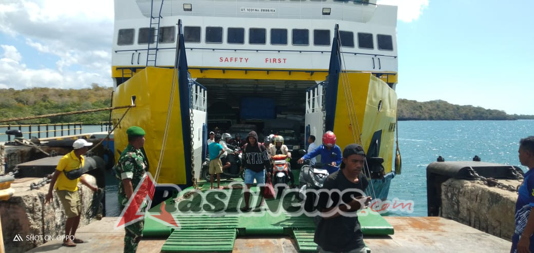 Babinsa Koramil 1627 Pastikan Kelancaran Arus Kapal ASDP di Pantai Baru