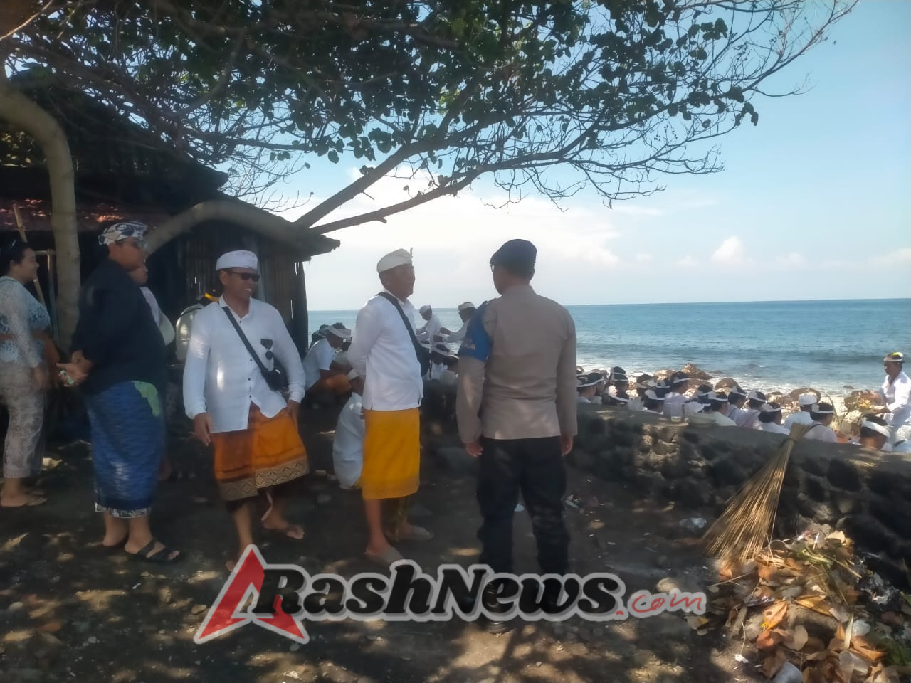 Sat Polairud Polres Karangasem Kawal Pelaksanaan Upacara Melasti di Pesisir Pantai Jasri