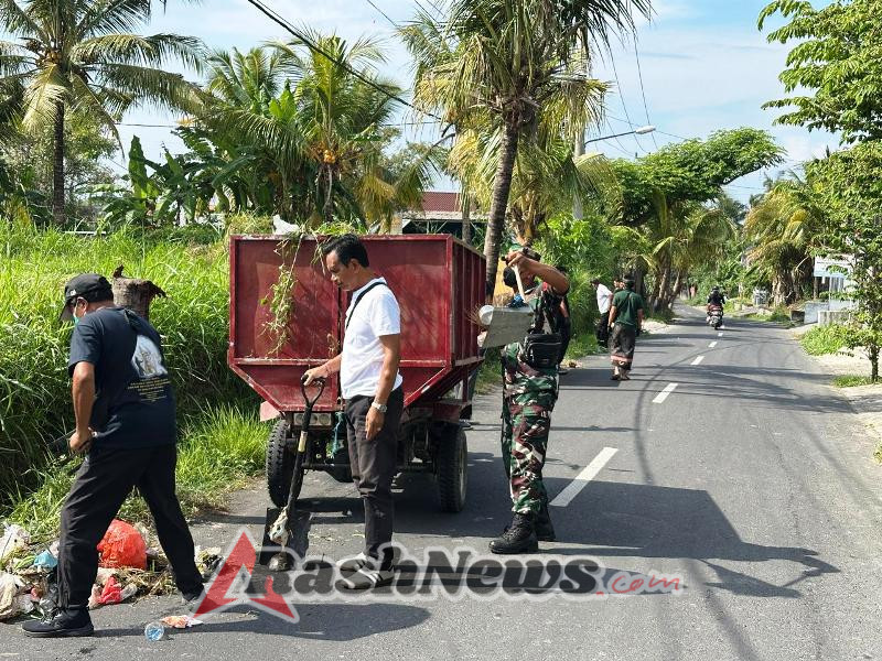 Babinsa Bona Dorong Semangat Gotong Royong Cegah Sampah Plastik di Lingkungan