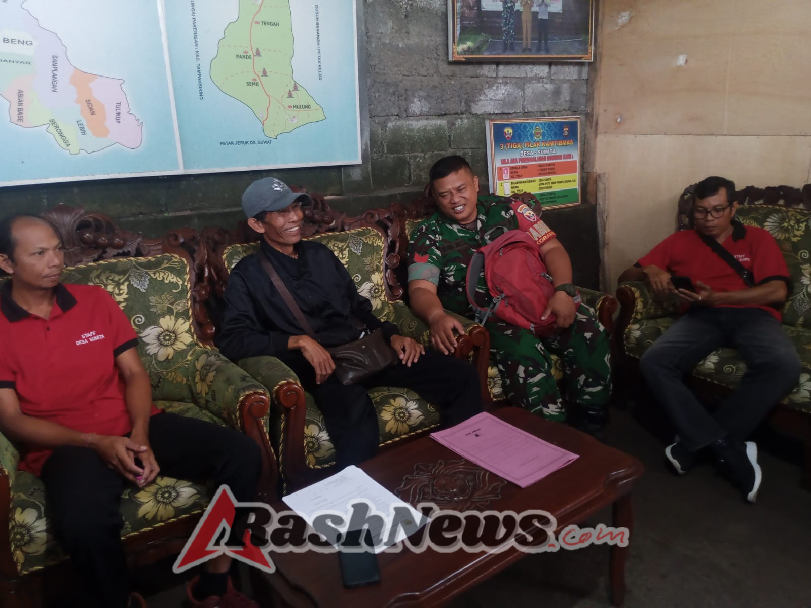 Komsos di Kantor Desa Sumita, Babinsa Gianyar Bangun Kedekatan dengan Masyarakat