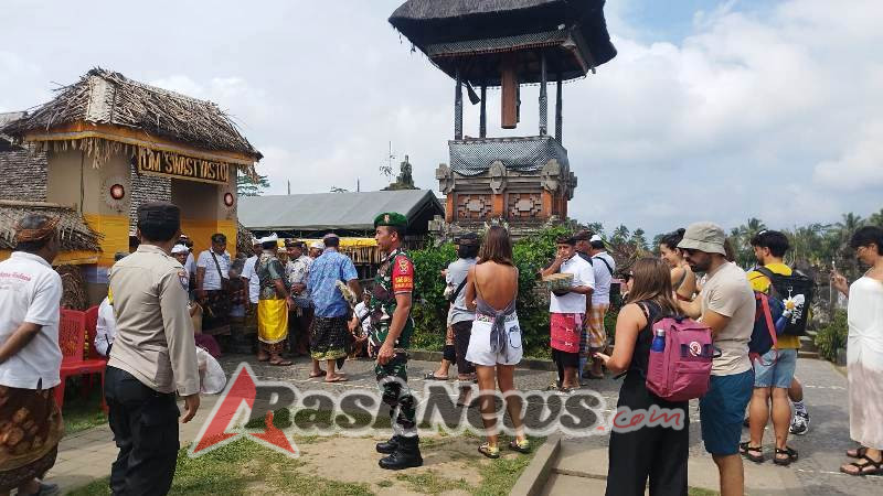 Babinsa Kubu Koramil 01/Bangli Bersama Pecalang Jaga Ketertiban Upacara Rsigana di Desa Adat Penglipuran