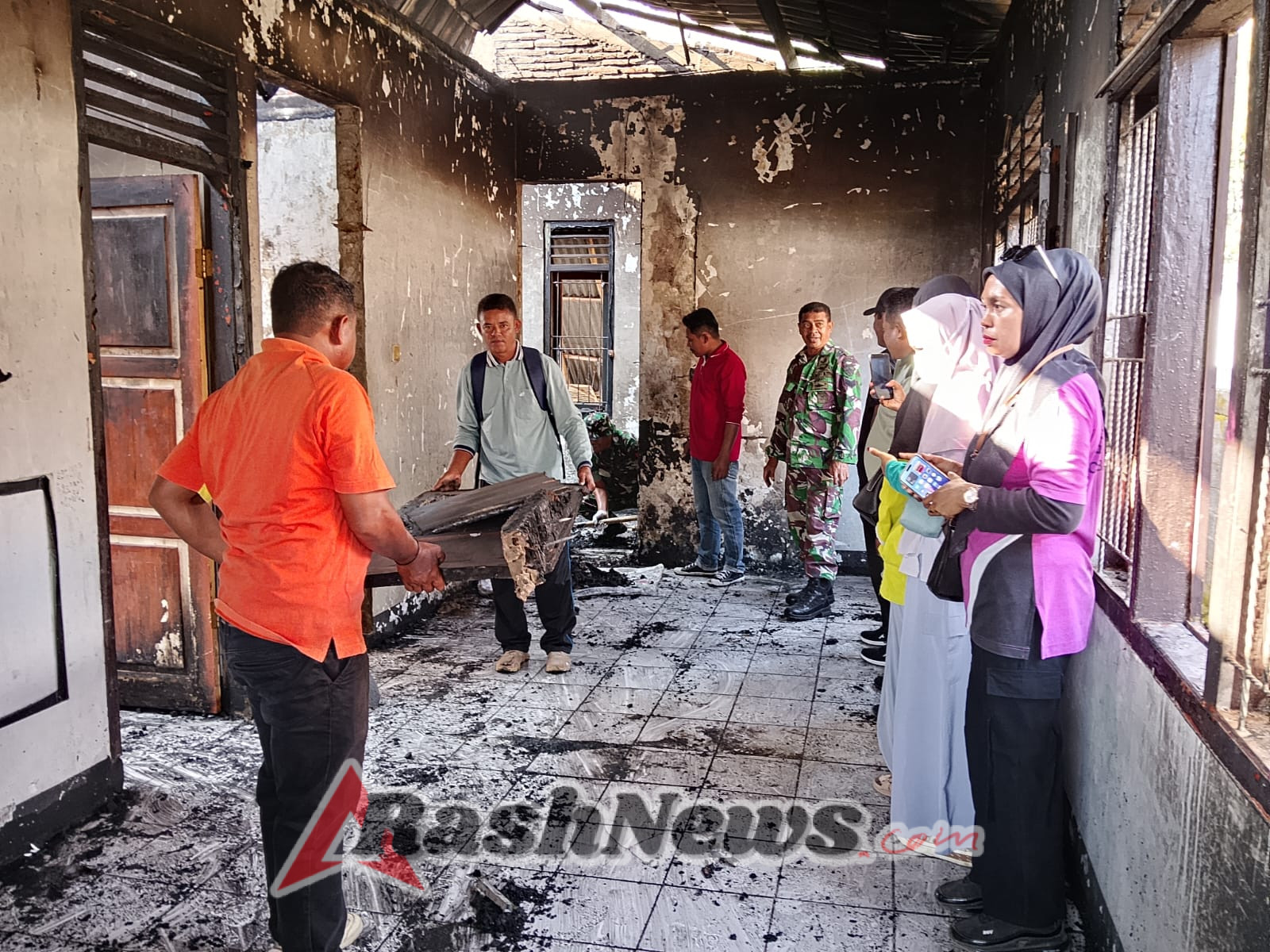 Gotong Royong TNI dan Masyarakat, Wujud Kepedulian untuk Poskesdes Lune