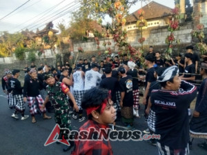 Atensi Mecaru Mejaga Jaga, Babinsa Semarapura Kaja Dukung Kelestarian Warisan Leluhur