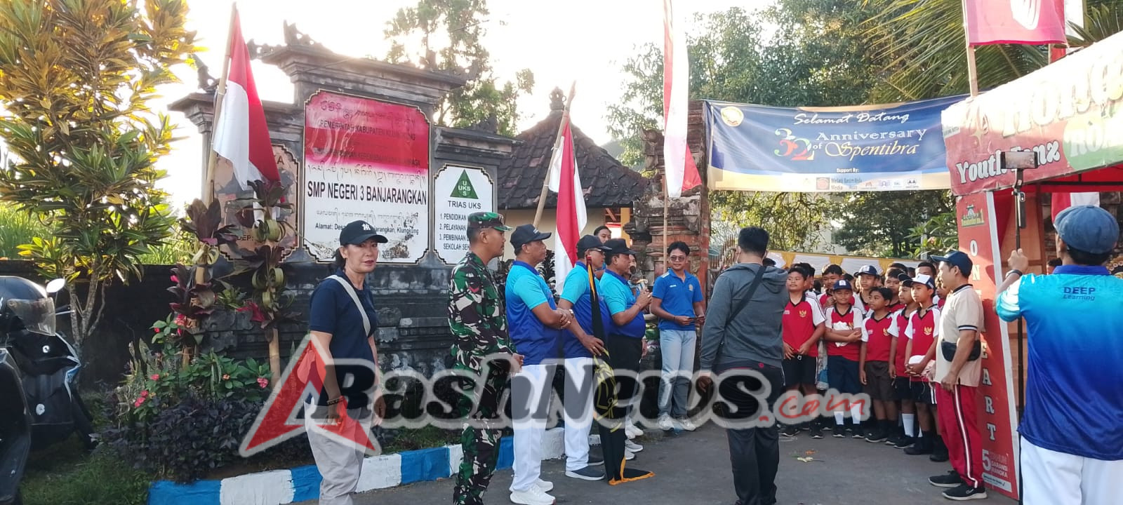 Wujudkan Kegiatan Aman Dan Nyaman, Babinsa Nyalian Bersinergi Amankan Jalan Santai SMPN 3 Banjarangkan
