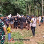 Dihadiri Ratusan Warga, Babinsa Pejukutan Turun Langsung Pantau Upacara Gali Kubur Rangkaian Ngaben Massal