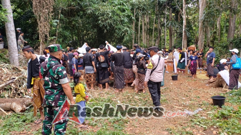 Dihadiri Ratusan Warga, Babinsa Pejukutan Turun Langsung Pantau Upacara Gali Kubur Rangkaian Ngaben Massal