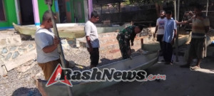 Babinsa Pulau Pura Bersama Aparat Desa Gelar Pelatihan Perahu Fiber untuk Nelayan