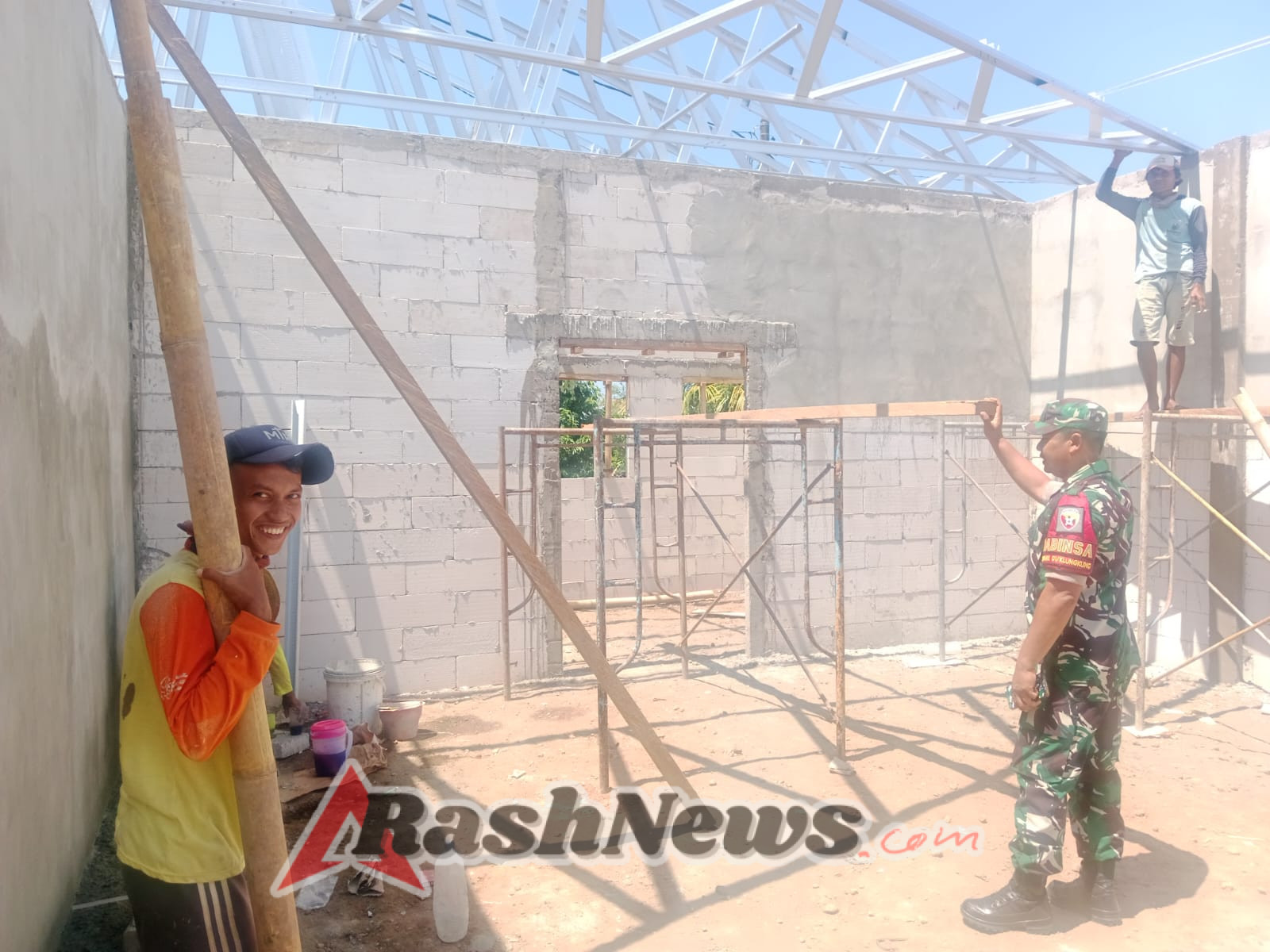 Dukung Dan Sukseskan Program MBG, Babinsa Gelgel Terus Pantau Progres Pembangunan Dapur SPPG