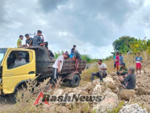 Harmoninya TNI dan Rakyat, Babinsa Nule Ikut Gotong Royong Bangun Pagar