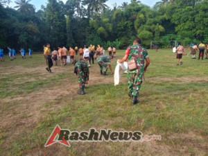 Personel Koramil 1623-02/Abang turut berpartisipasi dalam kegiatan gotong royong Jumat bersih.